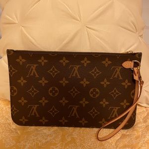 Louis Vuitton Neverfull Pouch in Monogram.